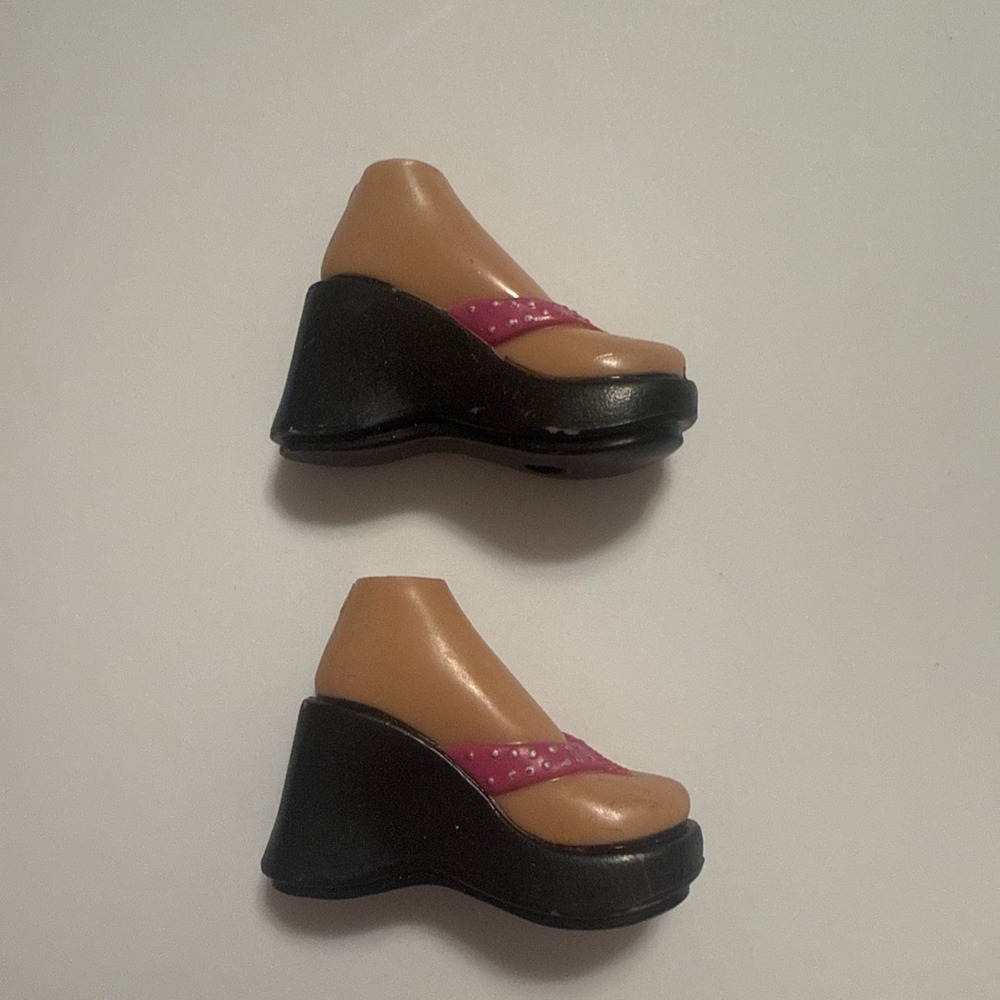 BRATZ DOLL LOT MGA CLOTHING SHOES TREASURES YASMIN PINK SANDALS